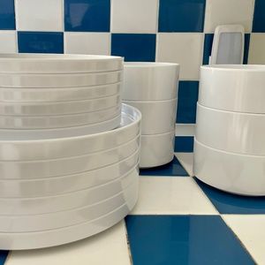 Heller dish set by massimo vignelli